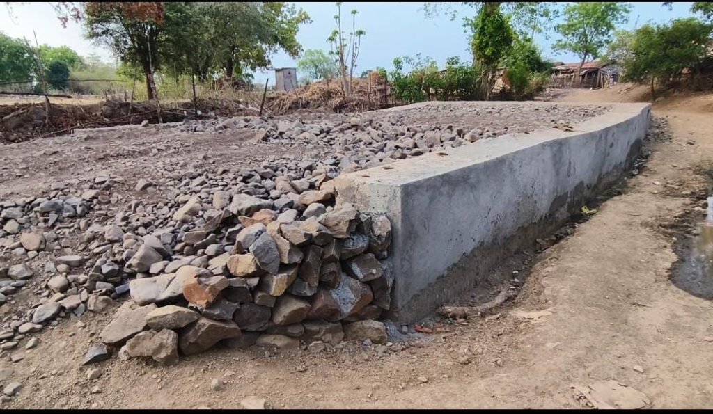 खंडवा: ग्रामीणों ने सचिव और उपयंत्री पर भ्रष्टाचार का आरोप लगाया, पुलिया निर्माण में घटिया सामग्री का इस्तेमाल! 2 img 20240427 wa00057433655543350027811