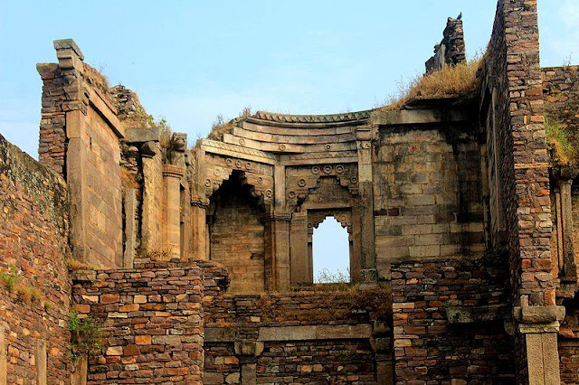 इतिहास को खुद में समेटे हुए मध्य प्रदेश के 17 किले 12 Raisen Fort