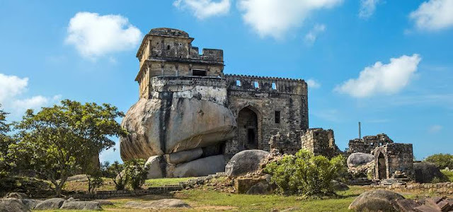 इतिहास को खुद में समेटे हुए मध्य प्रदेश के 17 किले 9 madan mahal fort