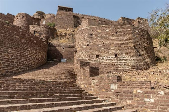 इतिहास को खुद में समेटे हुए मध्य प्रदेश के 17 किले 11 narwar fort