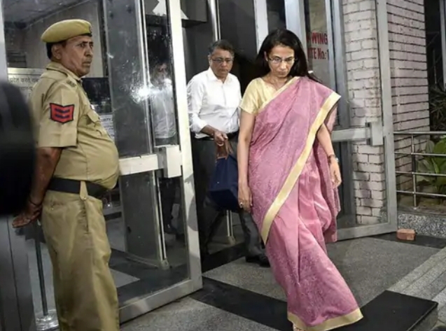 Business: लोन-फ्रॉड केस में चंदा और दीपक कोचर की गिरफ्तारी अवैध.. हाई कोर्ट ने कहा- CBI ने शक्ति का दुरुपयोग किया, गिरफ्तारी बिनादिमाग लगाए की गई Business लोन फ्रॉड केस में चंदा और दीपक कोचर की गिरफ्तारी