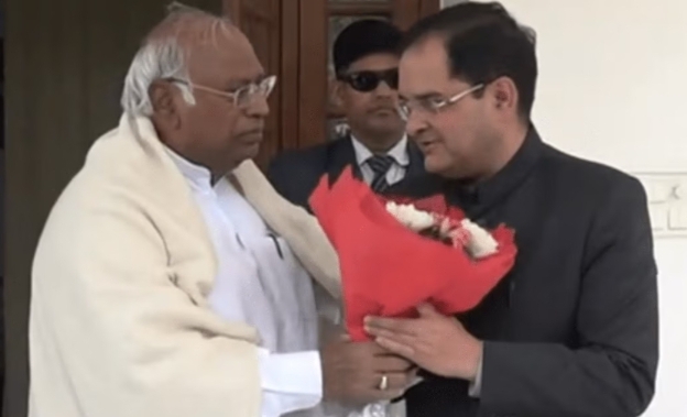 Loksabha: बीरेंद्र सिंह के बेटे सांसद बृजेंद्र सिंह ने छोड़ा भाजपा का दामन.. जाटलैंड में हलचल Loksabha बीरेंद्र सिंह के बेटे सांसद बृजेंद्र सिंह ने छोड़ा