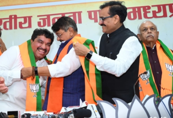 MP: 140 करोड़ की रिकवरी की फाइल और कैलाश विजयवर्गीय का मजाक… पूर्व एमएलए संजय शुक्ला… MP 140 करोड़ की रिकवरी की फाइल और कैलाश विजयवर्गीय