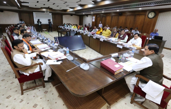 MP cabinet: l जिला अस्पतालों को बनाया जाएगा मेडिकल कॉलेज:PPP मोड पर होंगे अपग्रेड, 75% बेड गरीबों के लिए रिजर्व होंगे MP cabinet l जिला अस्पतालों को बनाया जाएगा मेडिकल कॉलेजPPP