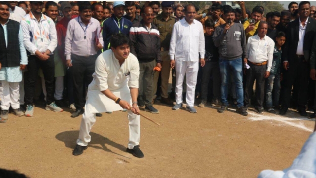 MP: अब गिल्ली-डंडा खेलने मैदान में उतरे केंद्रीय मंत्री ज्योतिरादित्य सिंधिया.. MP अब गिल्ली डंडा खेलने मैदान में उतरे केंद्रीय मंत्री ज्योतिरादित्य