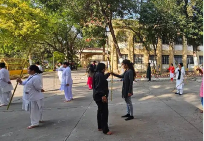 MP: उज्जैन के सरकारी हॉस्पिटल में लाठी और तलवारबाजी सीख रहीं लेडी नर्स, प्रदेश में ऐसा पहला प्रयोग MP उज्जैन के सरकारी हॉस्पिटल में लाठी और तलवारबाजी सीख