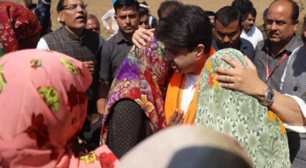 MP: गुना में सिंधिया से लिपटकर रोईं महिला किसान, केंद्रीय मंत्री बोले- चिंता मत करो, मैं मुआवजा दिलवाऊंगा MP गुना में सिंधिया से लिपटकर रोईं महिला किसान केंद्रीय