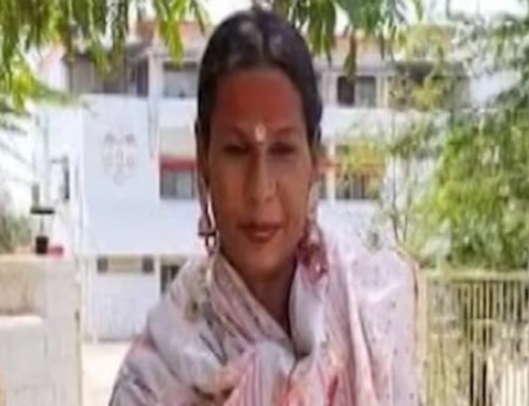 MP: दिलचस्प हुआ मुकाबला, किन्नर दुर्गा मौसी ने ठोकी ताल, निर्दलीय चुनाव लड़ने का किया ऐलान MP दिलचस्प हुआ मुकाबला किन्नर दुर्गा मौसी ने ठोकी ताल