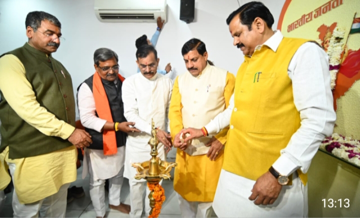 MP: लोकसभा की तैयारियों को लेकर BJP की बड़ी बैठक शुरू, सीएम हाउस में देर रात चला विचार-विमर्श MP लोकसभा की तैयारियों को लेकर BJP की बड़ी बैठक