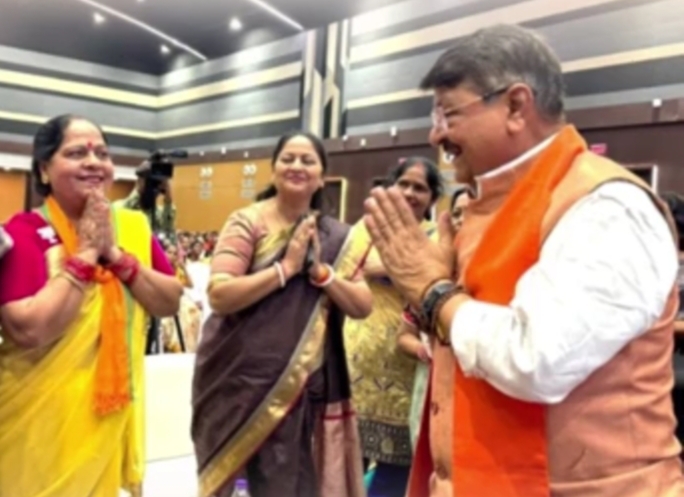 MP: विजयवर्गीय बोले- मुझे उड़ते-उड़ते खबर मिली है, इंदौर से लालवानी का टिकट कट गया, प्रधानमंत्री ने कहा है कि सेफ सीट से महिला को लड़ाओ MP विजयवर्गीय बोले मुझे उड़ते उड़ते खबर मिली है इंदौर से