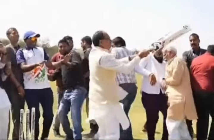 MP: शिवराज सिंह चौहान ने धोनी स्टाइल में घुमाया बल्ला.. MP शिवराज सिंह चौहान ने धोनी स्टाइल में घुमाया बल्ला
