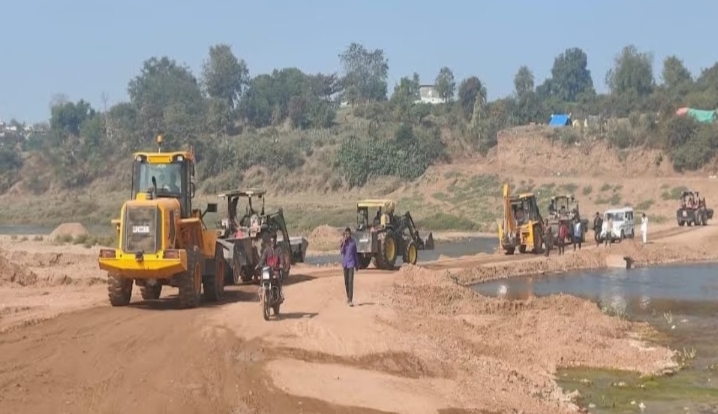 MP: सीहोर में हाईटेक मशीन से नर्मदा में रेत का अवैध खनन और परिवहन जारी.. MP सीहोर में हाईटेक मशीन से नर्मदा में रेत का