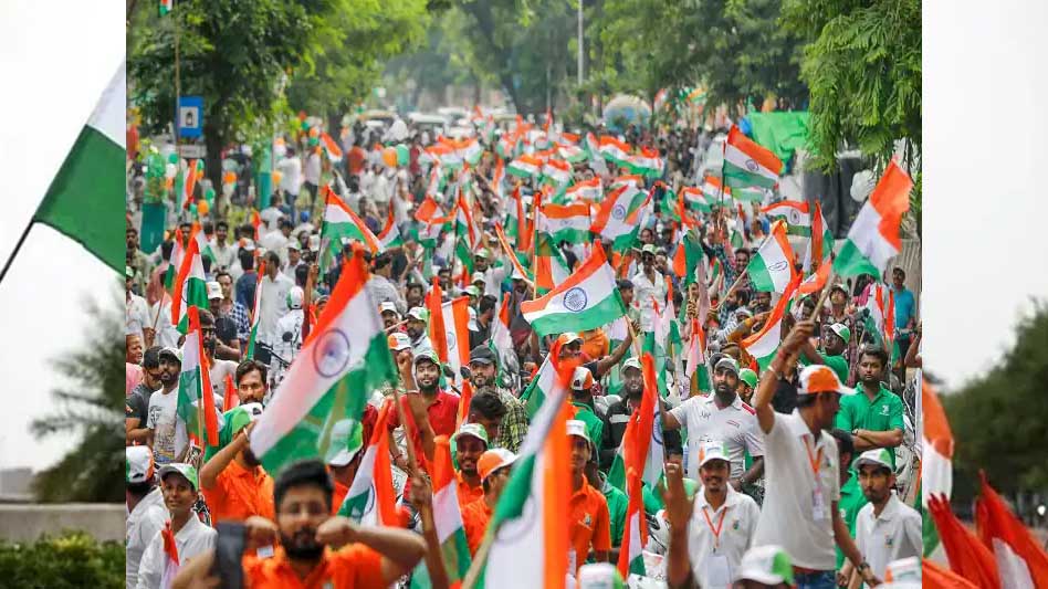 उप मुख्यमंत्री ने कहा कि हर घर तिरंगा अभियान का उद्देश्य सभी लोग अपने घरों में तिरंगा फहराकर आजादी का जश्न मनाएं 1 12a 171