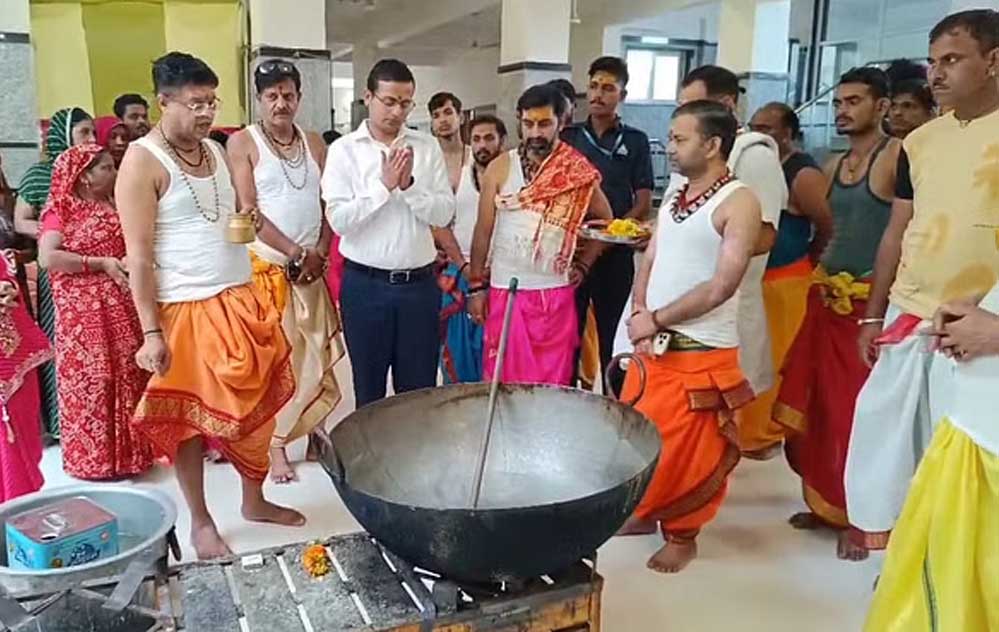 महाकाल मंदिर में रक्षाबंधन पर लगेगा सवा लाख लड्डुओं का महाभोग, कलेक्टर ने किया भट्टी पूजन 1 14A 61