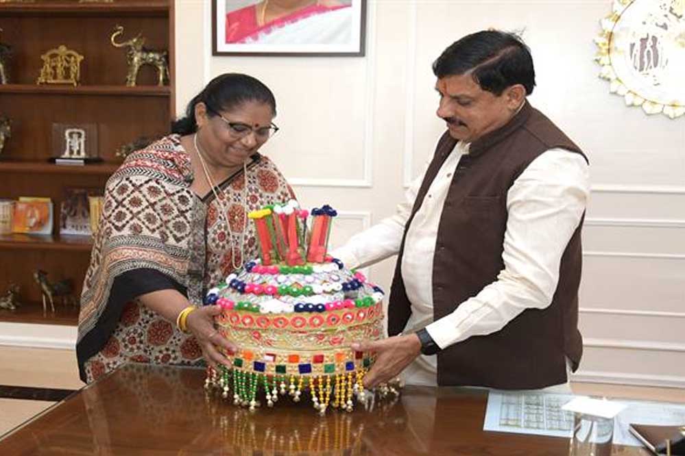 CM डॉ. यादव को मंत्री सुनिर्मला भूरिया ने भीली टोकरी में भेंट की राखियां 1 22A 92 1