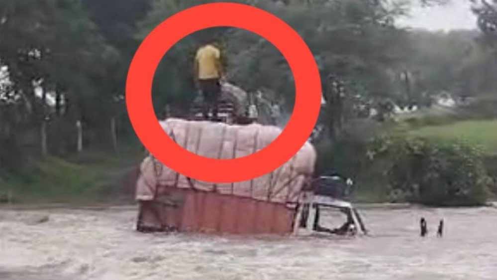 कालीसिंध नदी में आया उफान, पुलिया पर वाहन सहित फंस गया था चालक… होमगार्ड जवानों ने बचाई जान 5A 72 1