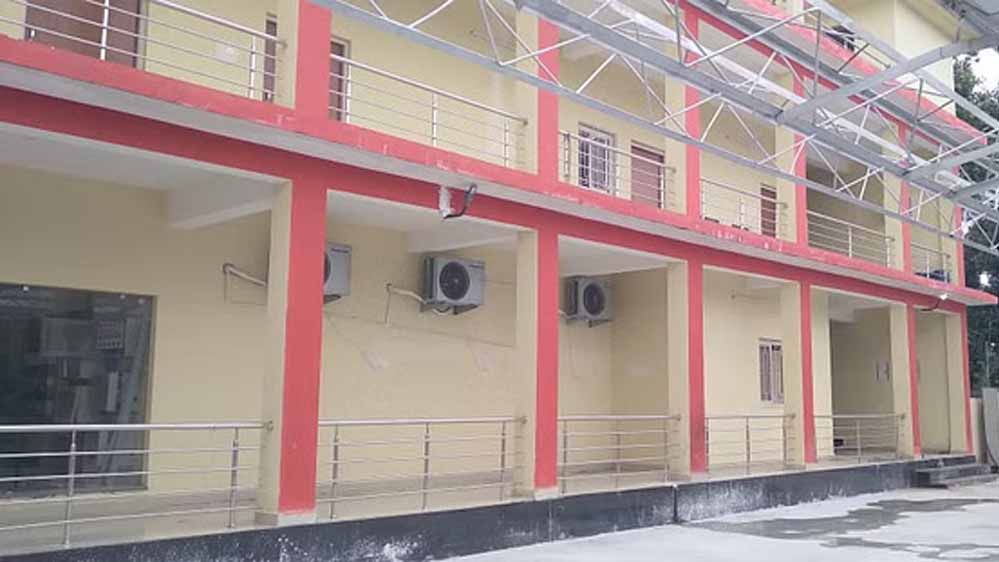 दमोह रेलवे स्टेशन परिसर में आरपीएफ थाने की नई बिल्डिंग का काम पिछले दो साल से अधूरा पड़ा 1 8A 83 1