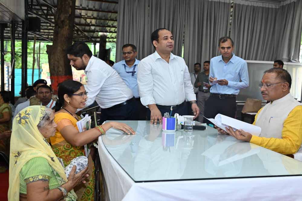 मुख्यमंत्री ने हर घर तिरंगा कार्यक्रम का किया शुभारंभ, जनदर्शन में सुनी लोगों की समस्याएं 1 9A 85