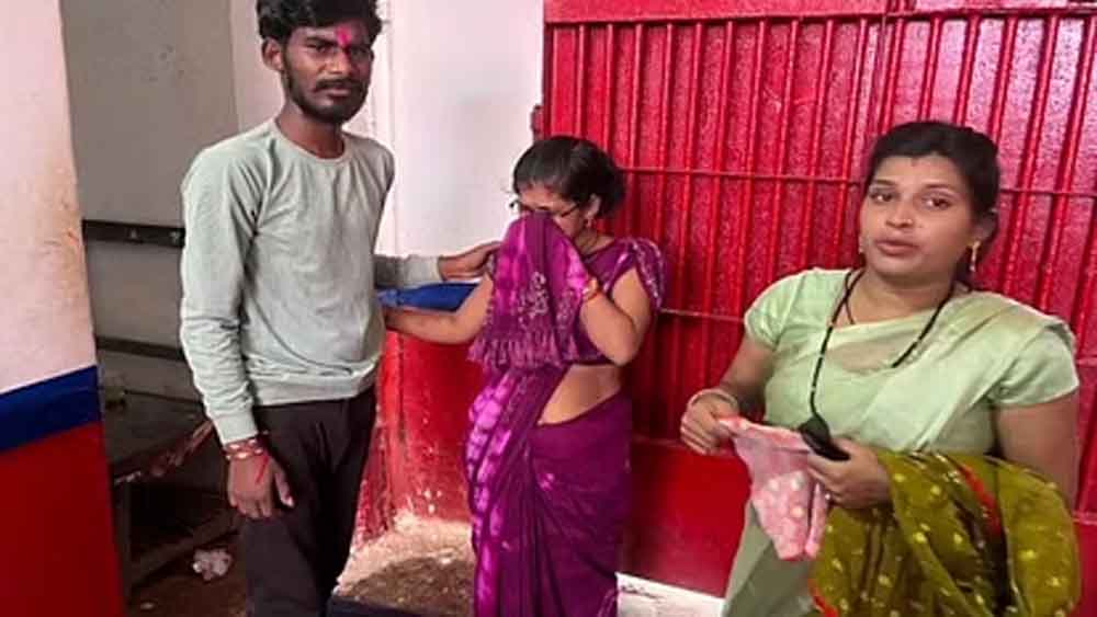 छत्तीसगढ़-महासमुंद की जिला जेल में में राखी बांधते वक्त भावुक हुए भाई-बहन 1 Chhattisgarh 05 2 16