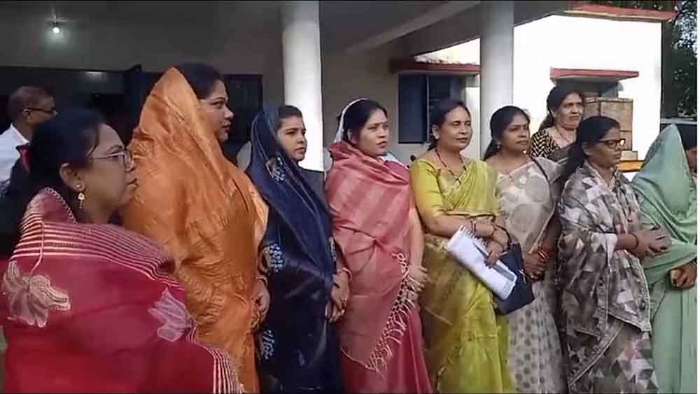 छत्तीसगढ़-रायगढ़ में दुष्कर्म पीड़िता के घर पहुँची कांग्रेस विधायकों की टीम 1 Chhattisgarh 09 2 19