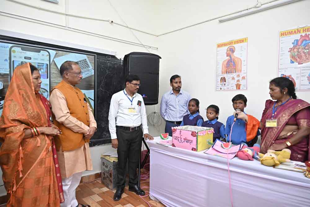 छत्तीसगढ़-मुख्यमंत्री को जशपुर के स्कूल में ई-जादुई पिटारा की बताई खूबियां 1 Chhattisgarh 09 2 3