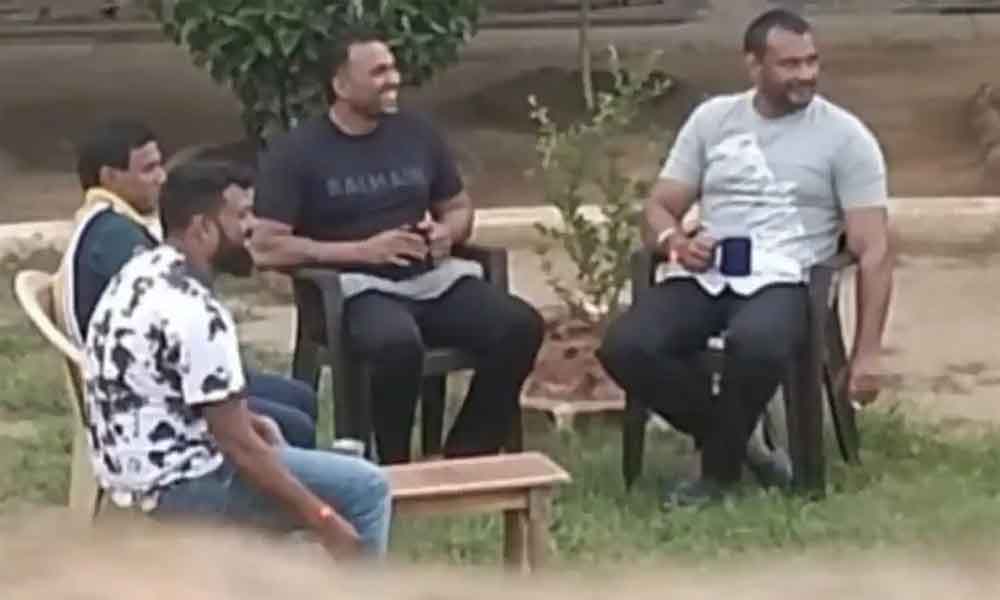 दर्शन को विशेष सुविधा देने पर सात जेल अधिकारी निलंबित और अधीक्षक का तबादला