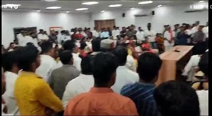 MP Election: तीन बसों में भरकर भोपाल पहुंचे BJP विधायक आकाश विजयवर्गीय के समर्थक, प्रभारी भूपेंद्र यादव से कहा आकाश को टिकट दो… MP Election तीन बसों में भरकर भोपाल पहुंचे BJP विधायक