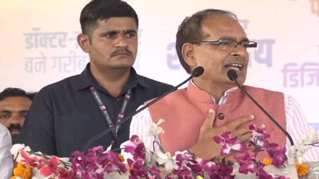 MP News: शिवराज फिर हुए भावुक, बोले- मरते दम तक चुकाता रहूंगा प्रदेश की जनता से मिले प्यार का कर्ज MP News शिवराज फिर हुए भावुक बोले मरते दम तक