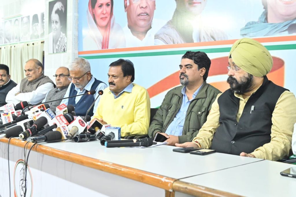 MP एग्जिट पोल के माध्यम से कर्मचारियों अधिकारियों पर दबाव बनाकर