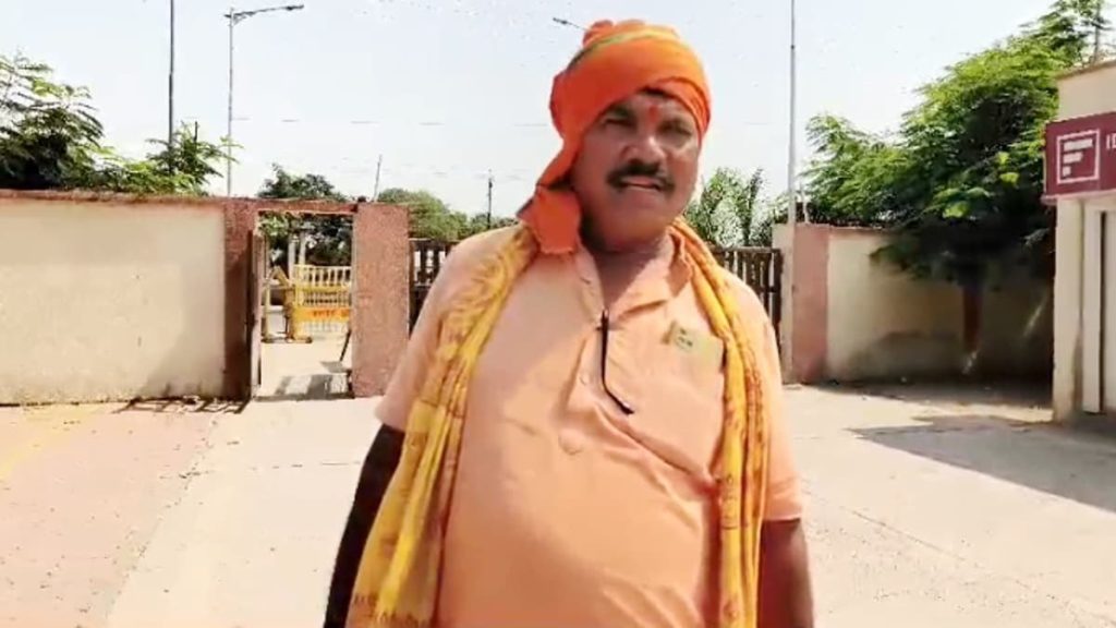 MP: टिकट कटने से नाराज BJP के पूर्व विधायक ने अपनी ही पार्टी के सांसद के लिए की अभद्र टिप्पणी …वो समझाने आया तो दो जूते लगाऊंगा उसको MP टिकट कटने से नाराज BJP के पूर्व विधायक ने