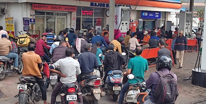 MP: ट्रक ड्राइवरों की हड़ताल के कारण डिपो से आपूर्ति ठप्प, पेट्रोल-डीजल की किल्लत शुरू MP ट्रक ड्राइवरों की हड़ताल के कारण डिपो से आपूर्ति