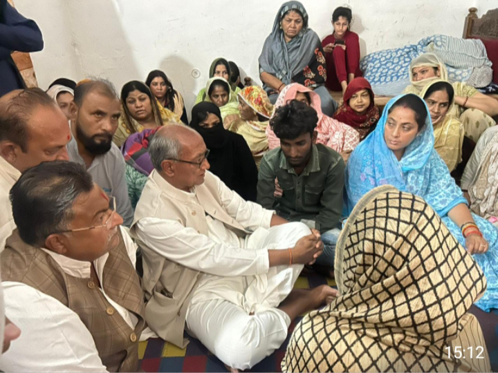 MP: दिग्विजय सिंह खजुराहो में धरने पर बैठे, मृतक कांग्रेस कार्यकर्ता का शव घर के बाहर रखकर दे रहे धरना MP दिग्विजय सिंह खजुराहो में धरने पर बैठे मृतक कांग्रेस