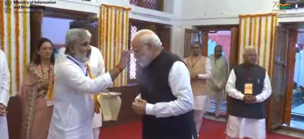 MP प्रचार का मौसम और पीएम मोदी का आध्यात्मिक अभियान