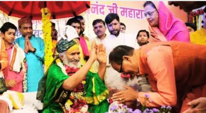 MP: हीरापुर आश्रम सपत्नीक पहुंचे मुख्यमंत्री, राजराजेश्वरी के दर्शन किए, गुप्त पूजा कराई.. MP हीरापुर आश्रम सपत्नीक पहुंचे मुख्यमंत्री राजराजेश्वरी के दर्शन किए