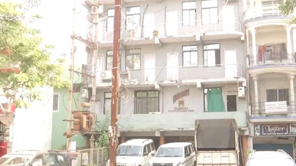 Raid: सोम ग्रुप ने गार्ड-सुपरवाइजर के खातों में जमा किए रुपए, शैल कंपनियों से ट्रांजेक्शन के कागज मिले Raid सोम ग्रुप ने गार्ड सुपरवाइजर के खातों में जमा किए