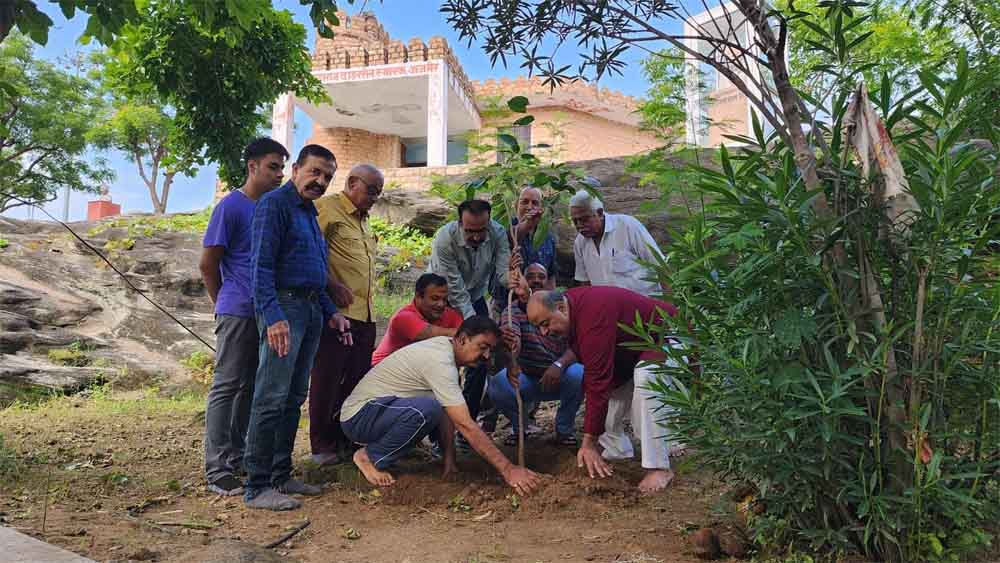 राजस्थान-अजमेर में महाराजा दाहरसेन की जयंती पर सिंध के नक़्शे और वृक्षों पर बांधे रक्षासूत्र 1 Rajasthan 02 2 15