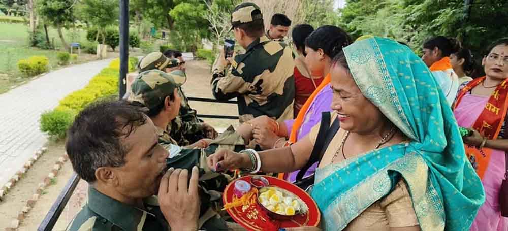 राजस्थान-श्रीगंगा नगर में पाकिस्तान बॉर्डर पर बीएसएफ जवानों को बांधे रक्षा सूत्र 1 Rajasthan 08 2 15