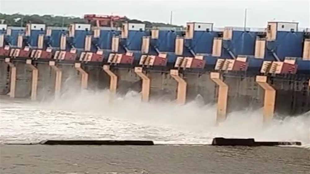 नर्मदा घाटी के ऊपरी क्षेत्रों हो रही वर्षा और बांधों के गेट खुलने से इंदिरा सागर बांध के जलाशय का स्तर भी बढ़ रहा