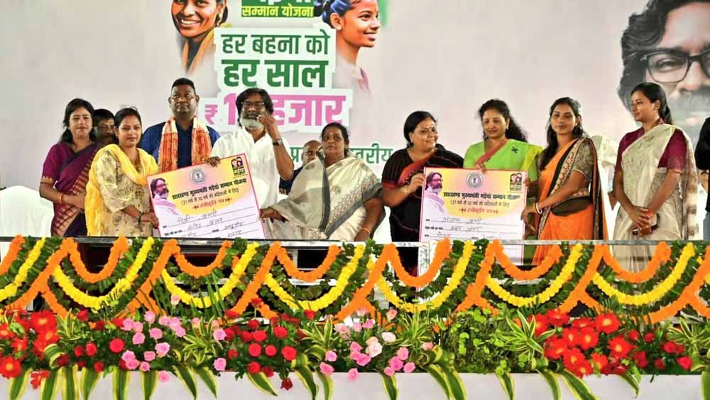 नगवां हवाई अड्डा मैदान में कार्यक्रम में हेमंत सोरेन ने 14 लाख महिलाओं के खाते में भेजी मईया सम्मान योजना की राशि 1 hemant1