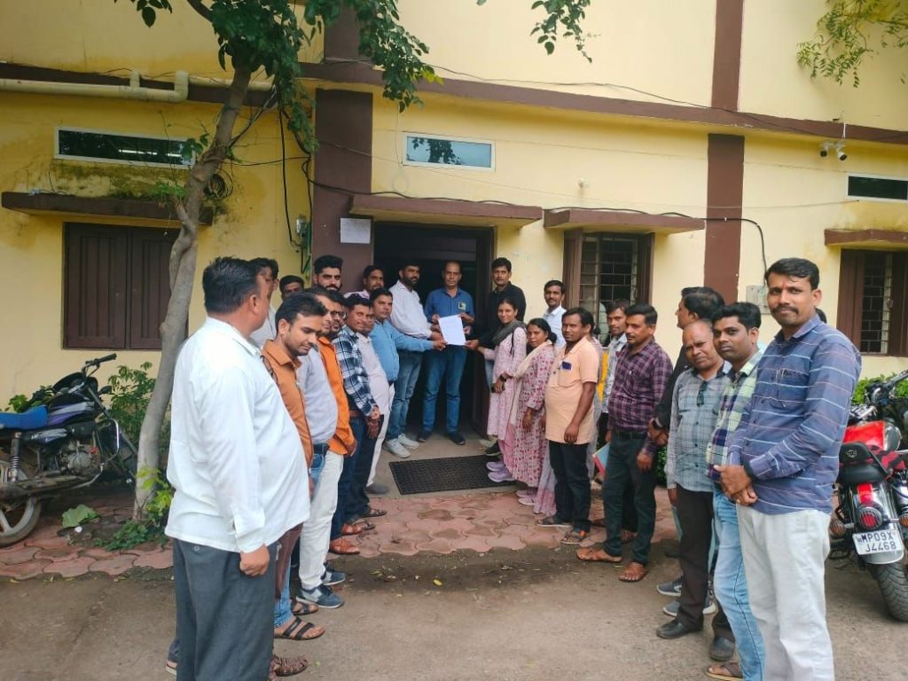 Harda News: खिरकिया जनपद पंचायत में सीईओ का अजीबोगरीब आदेश, ग्राम रोजगार सहायकों ने दिया 3 दिन का अल्टीमेटम 1 img 20240802 wa00122504319226128181729