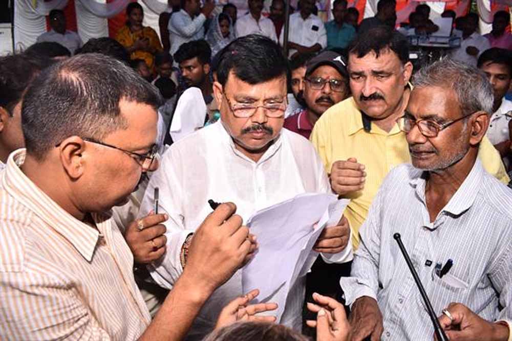 अधिकारी जन समस्याओं का त्वरित निराकरण करें : ऊर्जा मंत्री श्री तोमर 1 uraja mini