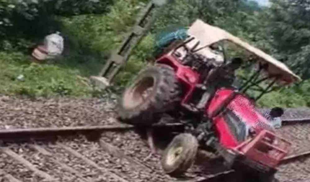 इटारसी के पास हादसे का शिकार होने से बची दानापुर एक्सप्रेस, पटरी पर ट्रैक्टर छोड़ भागा चालक 1 10A 67 1