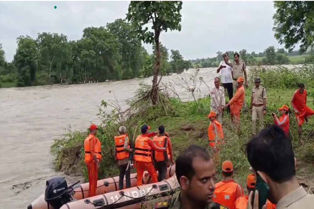 धसान नदी में फंसे 2 लोगों को NDRF की टीम ने Resque कर बचाया ... 1 12A71 1