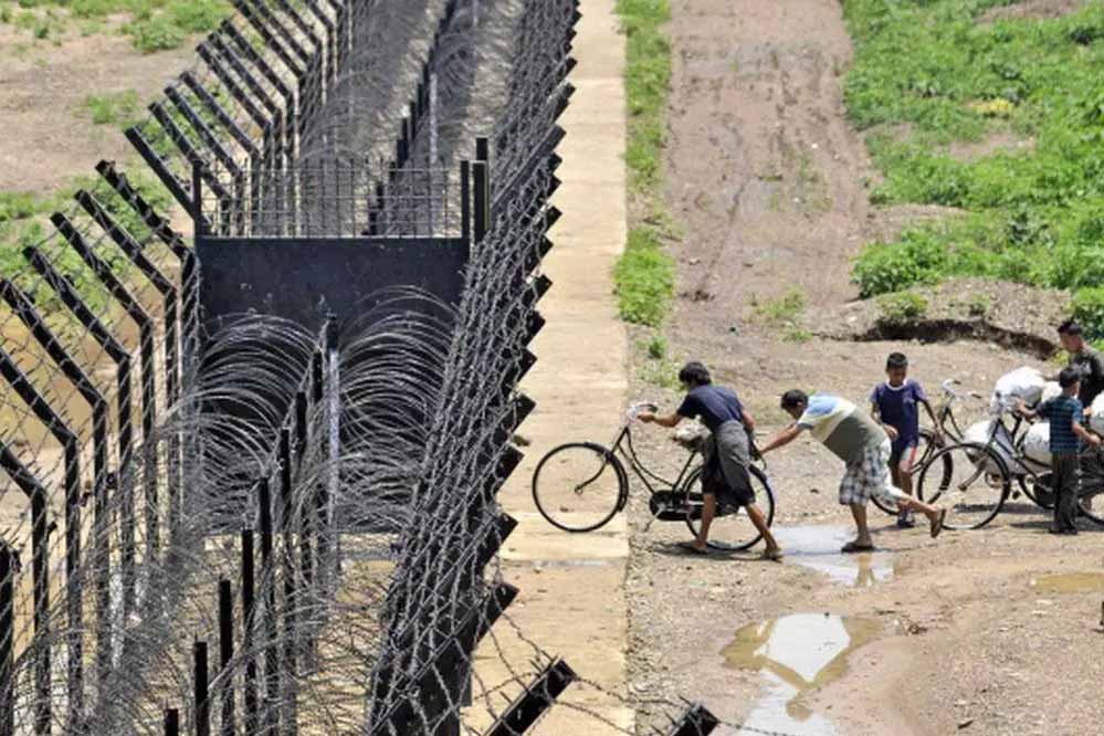 भारत और म्यांमार के बीच 1,610 किलोमीटर लंबी सीमा पर बाड़ लगाने और सड़कों के निर्माण को मंजूरी दी 1 18A 141