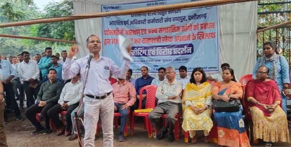32 सूत्रीय समस्याओं को लेकर विद्युत मंडल के अधिकारी-कर्मचारियों ने किया प्रदर्शन 1 34 2