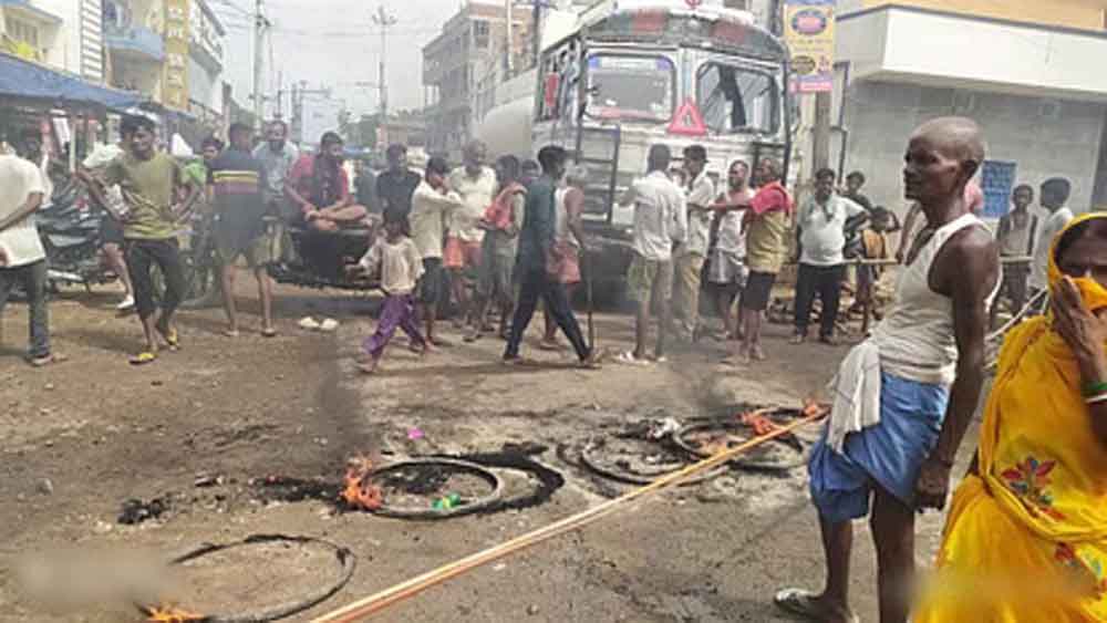 बिहार-मुंगेर में बाढ़ पीड़ितों ने मुआवजे को लेकर सड़कों पर किया आगजनी प्रदर्शन 1 Bihar 01 2 20
