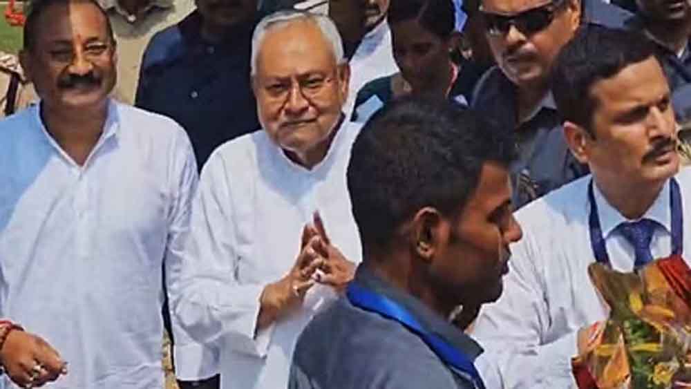 बिहार-जहानाबाद पहुंचे CM नीतीश ने पटना-गया फोरलेन का किया निरीक्षण 1 Bihar 03 2 17