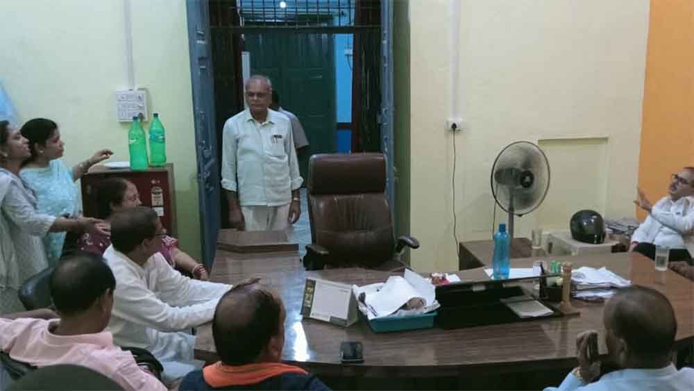 बिहार-रोहतास के विश्वविद्यालय में नकल रोकने पर परीक्षक को जमकर पीटा 1 Bihar 05 2 8