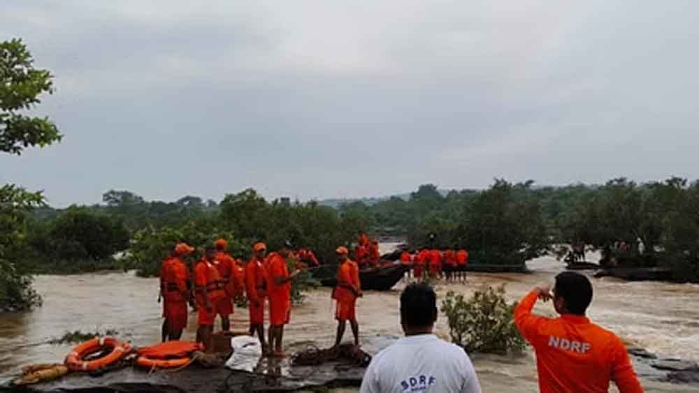 बिहार-कैमूर में 16 घंटे तक झरने पर फंसे रहे सैलानी 1 Bihar 07 2 12