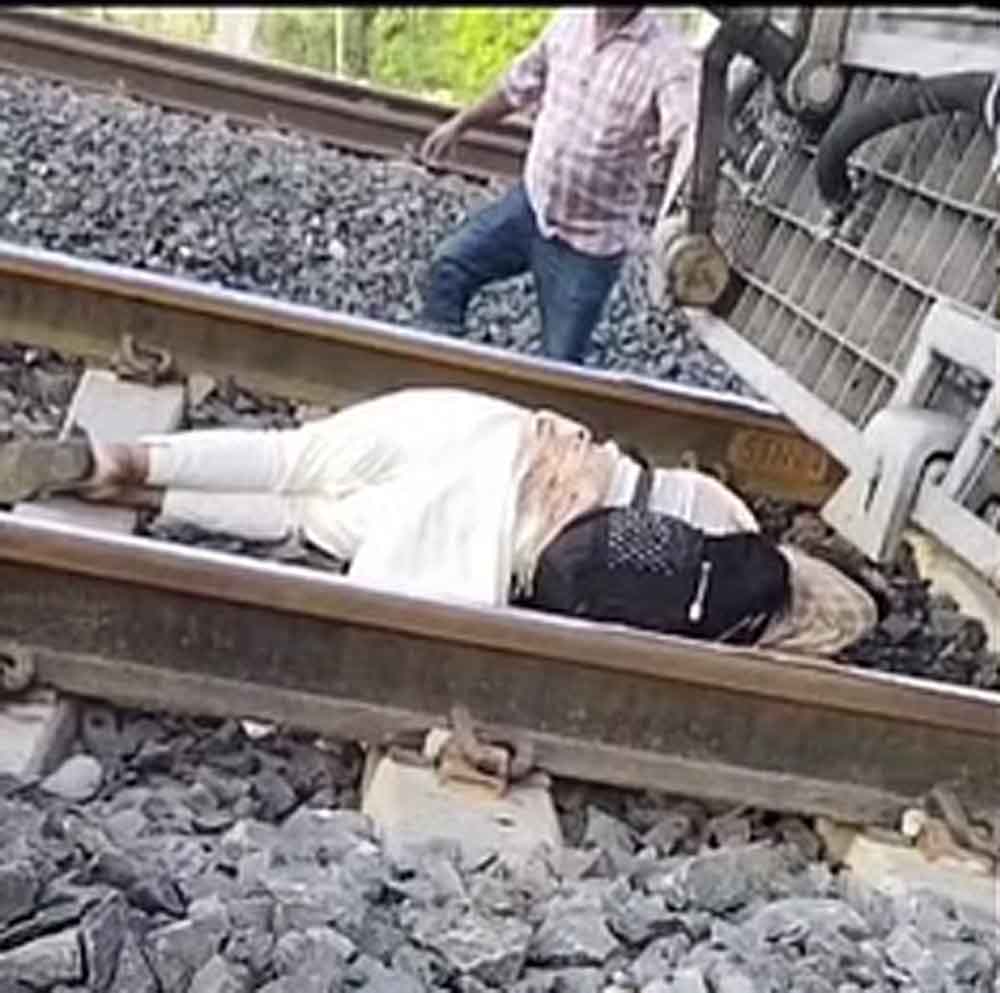 बिहार-मोतिहारी में मानसिक विक्षिप्त लड़की के ड्रामे के चलते ड्राइवर ने चलती ट्रेन रोकी 1 Bihar 07 2 8